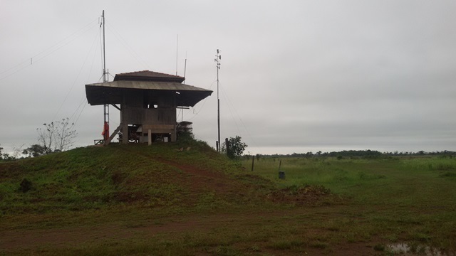 Here is the funny jungle irony for the week. Guayaramerin has an International airport. It can land some pretty big planes. This is their control tower. 